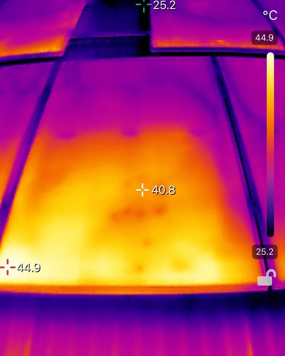 Thermal camera image of a healthy solar panel, with no cell hotter than its neighbours